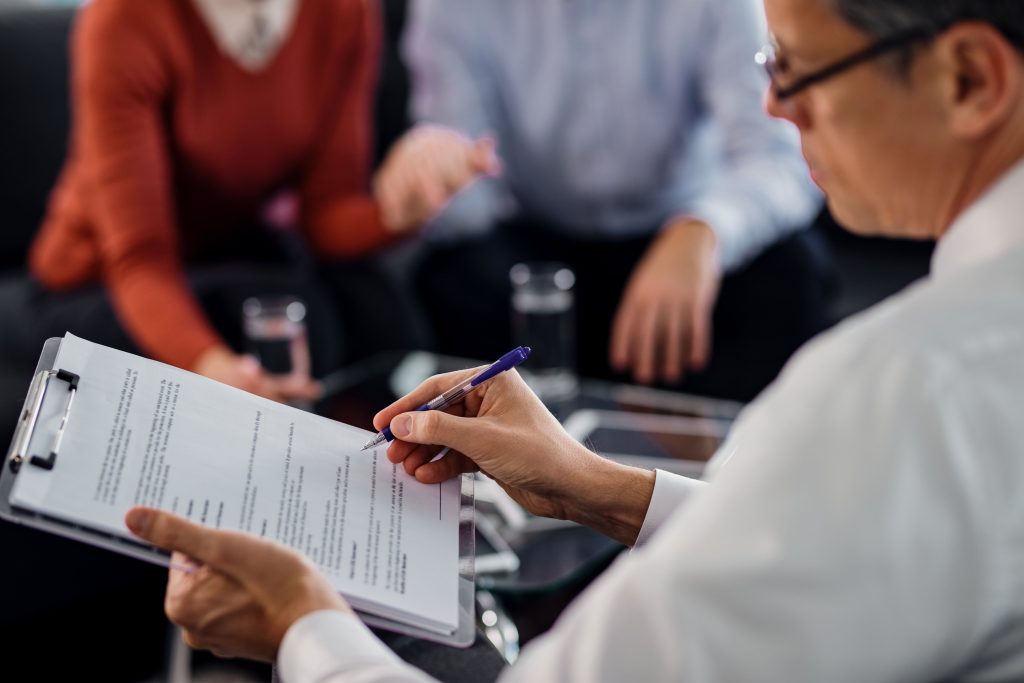 pessoas analisando um contrato de prazo indeterminado